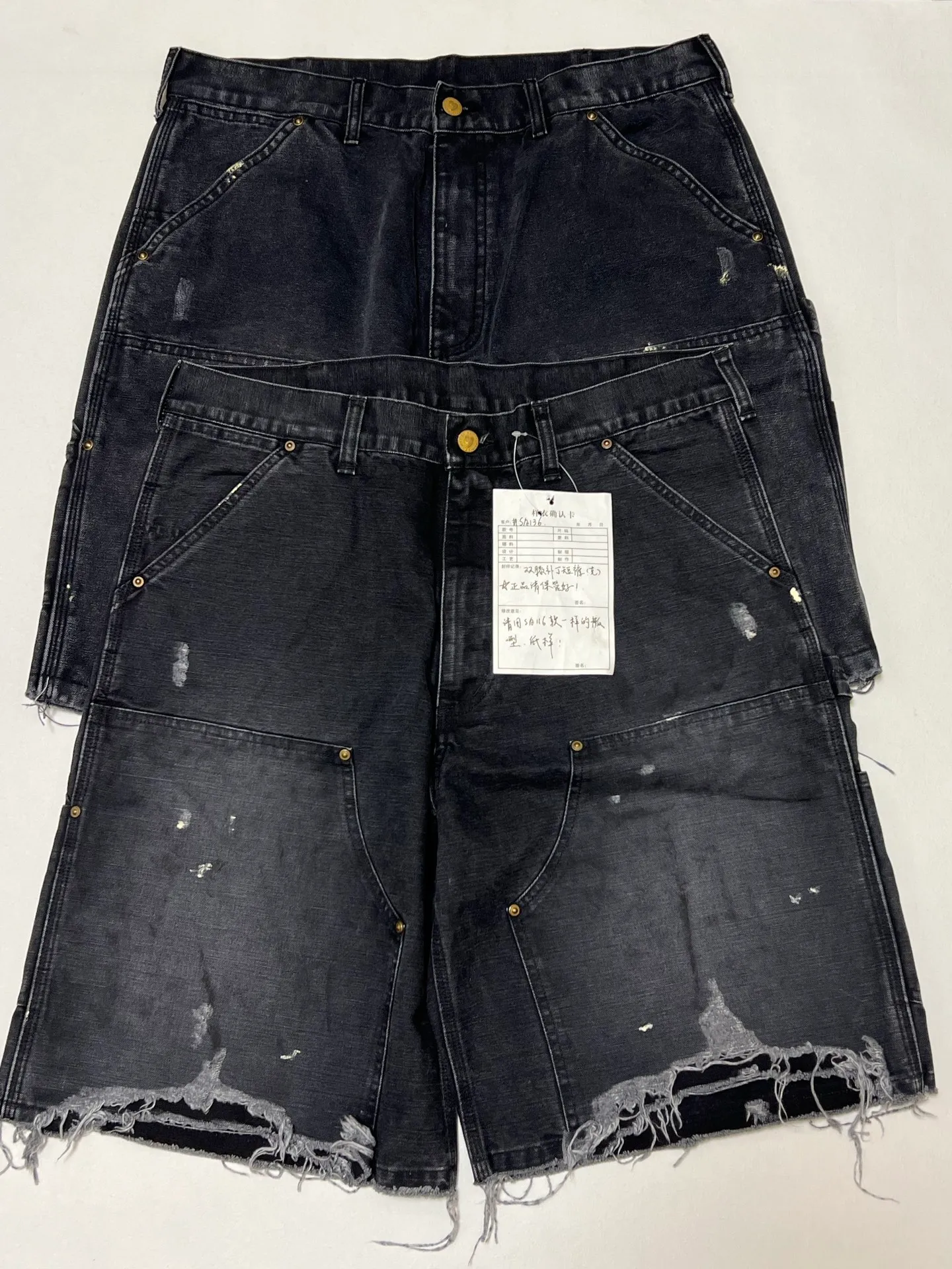 Original proofing SAINT Mxxxxxx DOUBLE KNEE SHORTS/BLK Knee patches splashed with ink, washed and damaged denim shorts. Washed black S-XL. Custom woven and dyed denim fabric with clear texture. Heavy washing and water fading to create local mottled fading/hole effects. Artificial distressing to simulate natural wearing marks. VINTAGE sense. Original consistent damage treatment. Hand splashed ink and paint. Original consistent wash mark/pocket mark. Double knee patches. Rivet reinforcement. Improve functionality while enhancing design